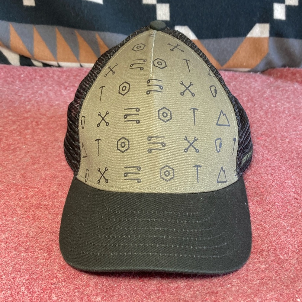 MOUNTAIN HARDWEAR Trucker Hat
